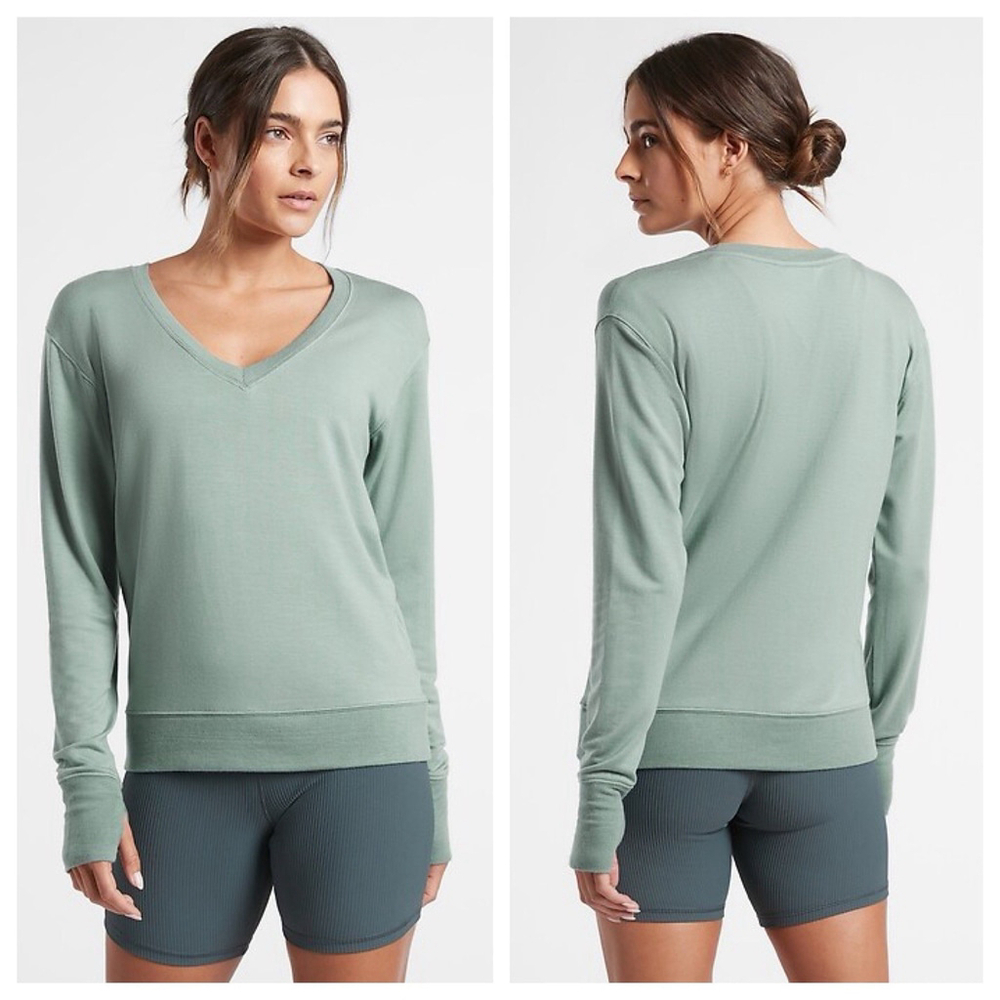 ATHLETA sz M Minimalistic Grey Sunrise V-Neck Sweatshirt Long Sleeve Sweater